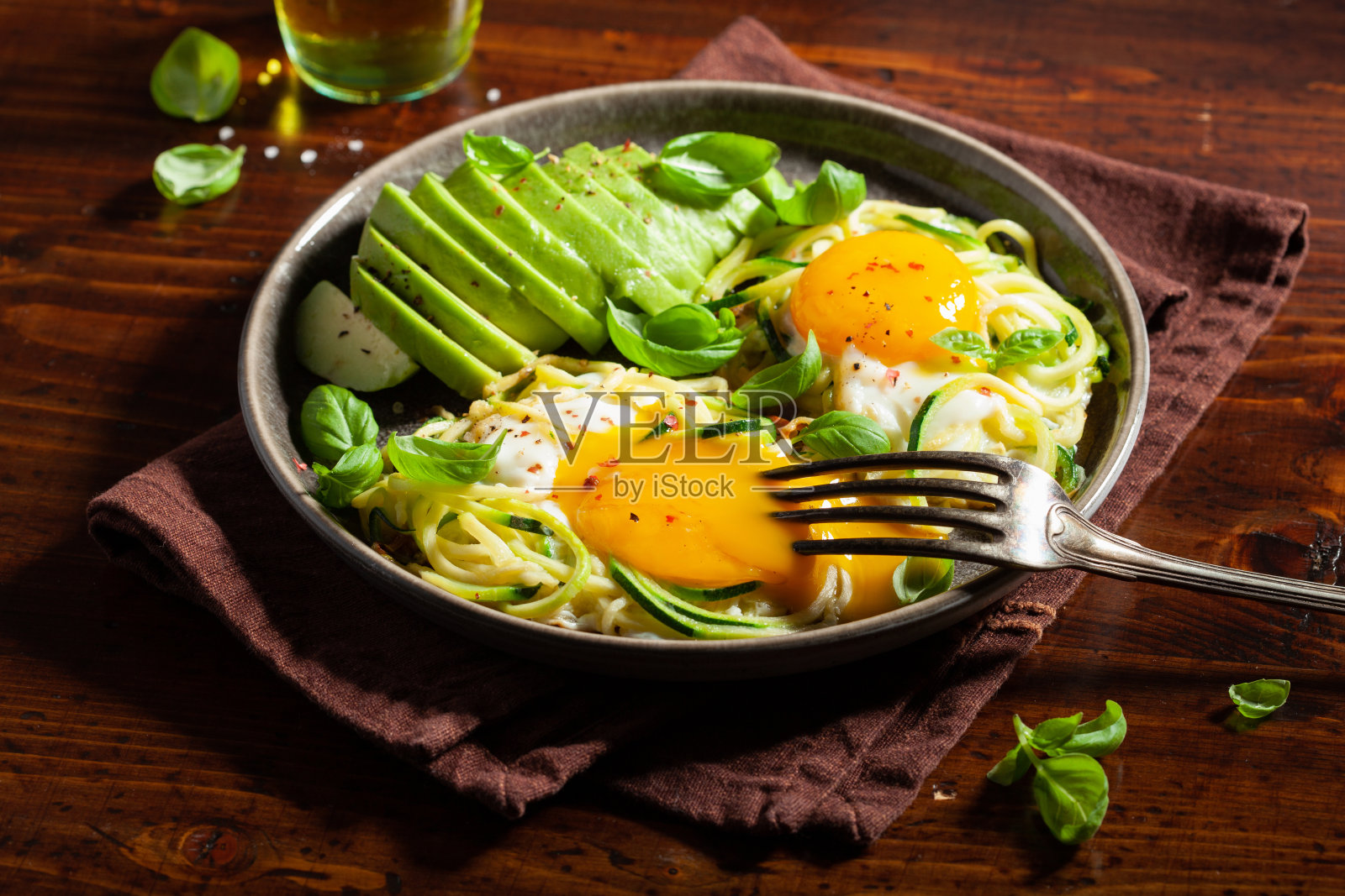 生酮低碳水化合物早餐烤螺旋西葫芦鸡蛋和鳄梨照片摄影图片