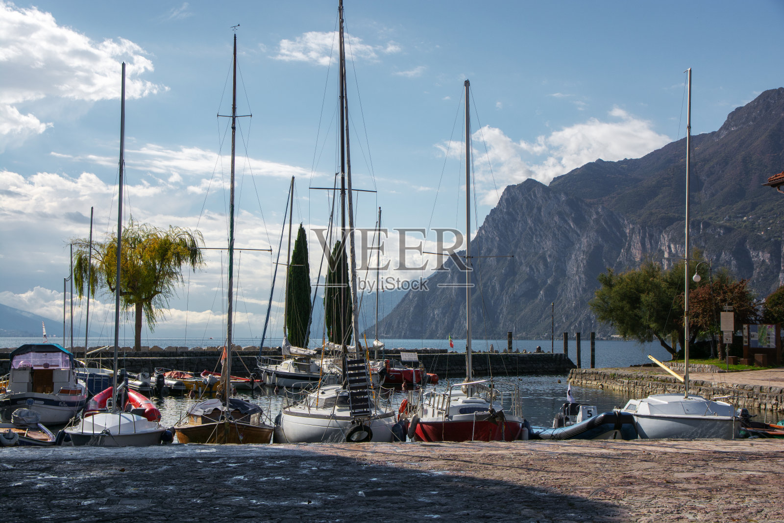 在加尔达湖北岸的托博尔港停泊着帆船照片摄影图片