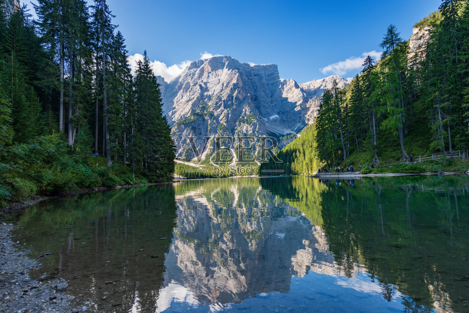布雷斯湖和山顶的Croda del Becco - Trentino意大利照片摄影图片