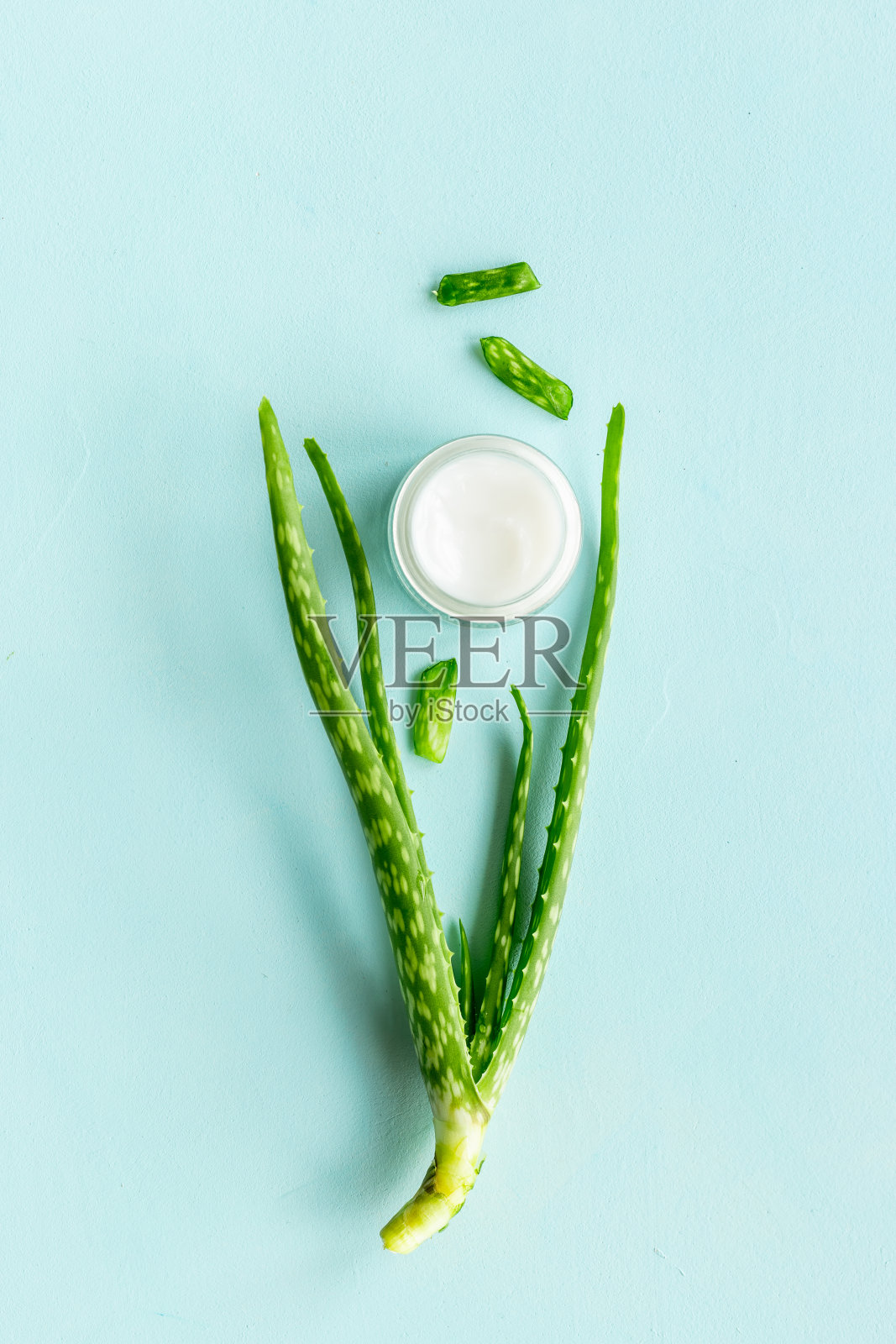 面部皮肤霜与芦荟。草本化妆品照片摄影图片