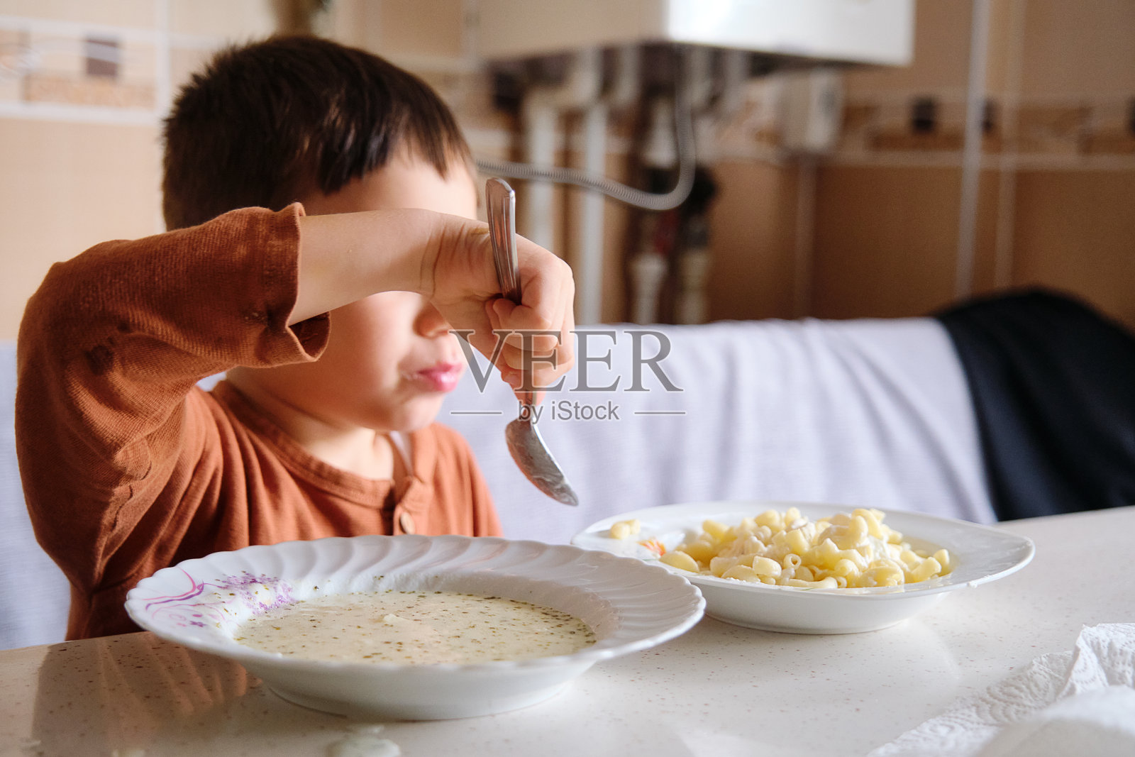 4-5岁可爱的孩子在吃食物照片摄影图片