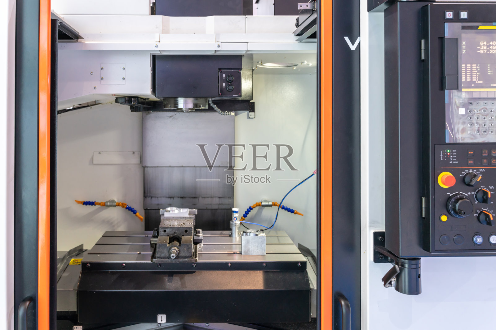 数控机床的前视图照片摄影图片