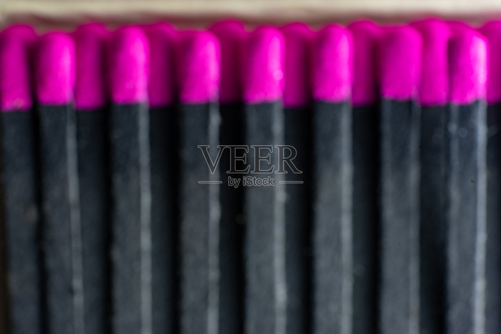 一套黑色纸板火柴头或红色易燃材料。模糊图像照片摄影图片