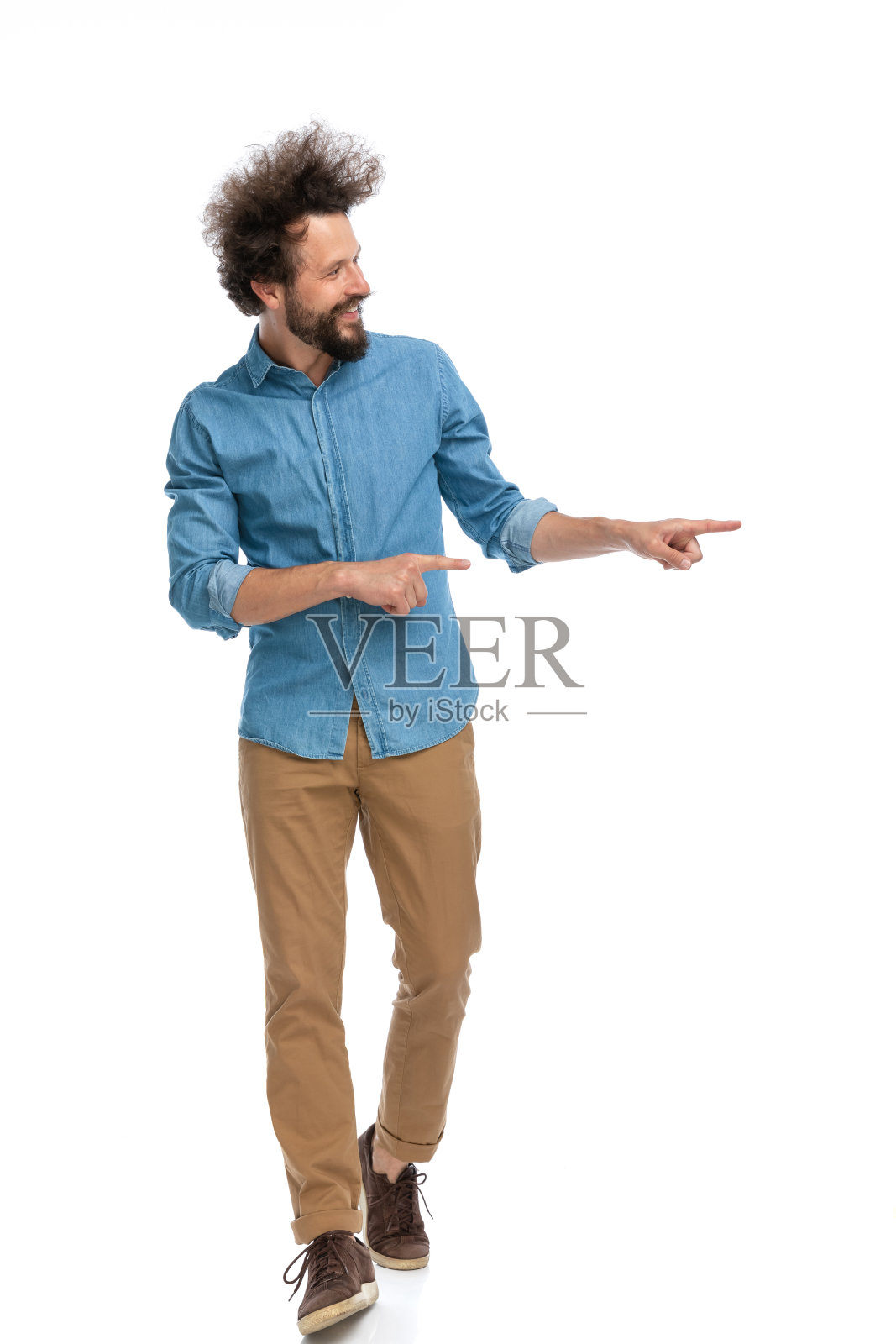 时尚模特走向镜头,指指点点照片摄影图片