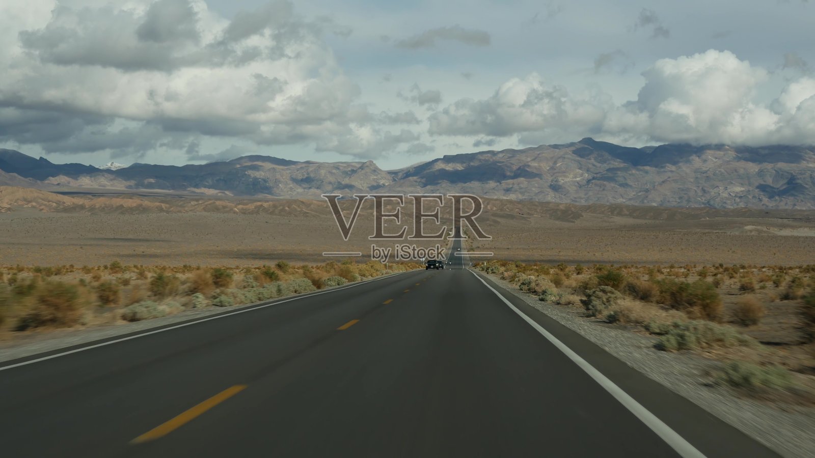 在美国加州开车前往死亡谷。在美国搭便车旅行。公路、山区干旱沙漠、气候干旱荒野。乘客POV从汽车。内华达之旅照片摄影图片