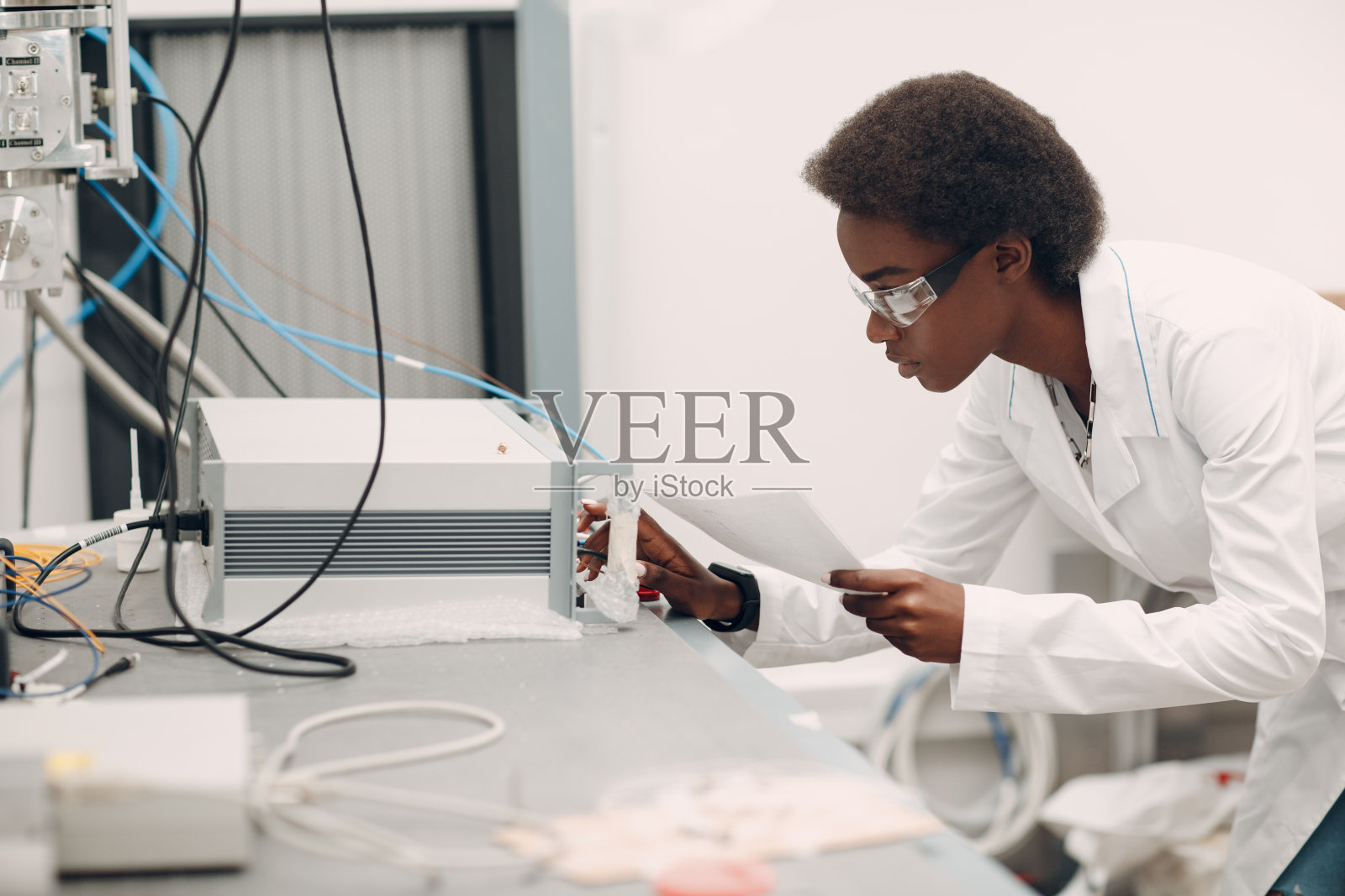 非裔美国妇女,在实验室使用电子仪器照片摄影图片