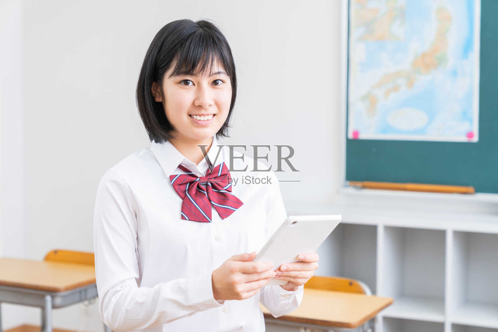亚洲女学生在教室里学习,平板电脑,制服,照片摄影图片