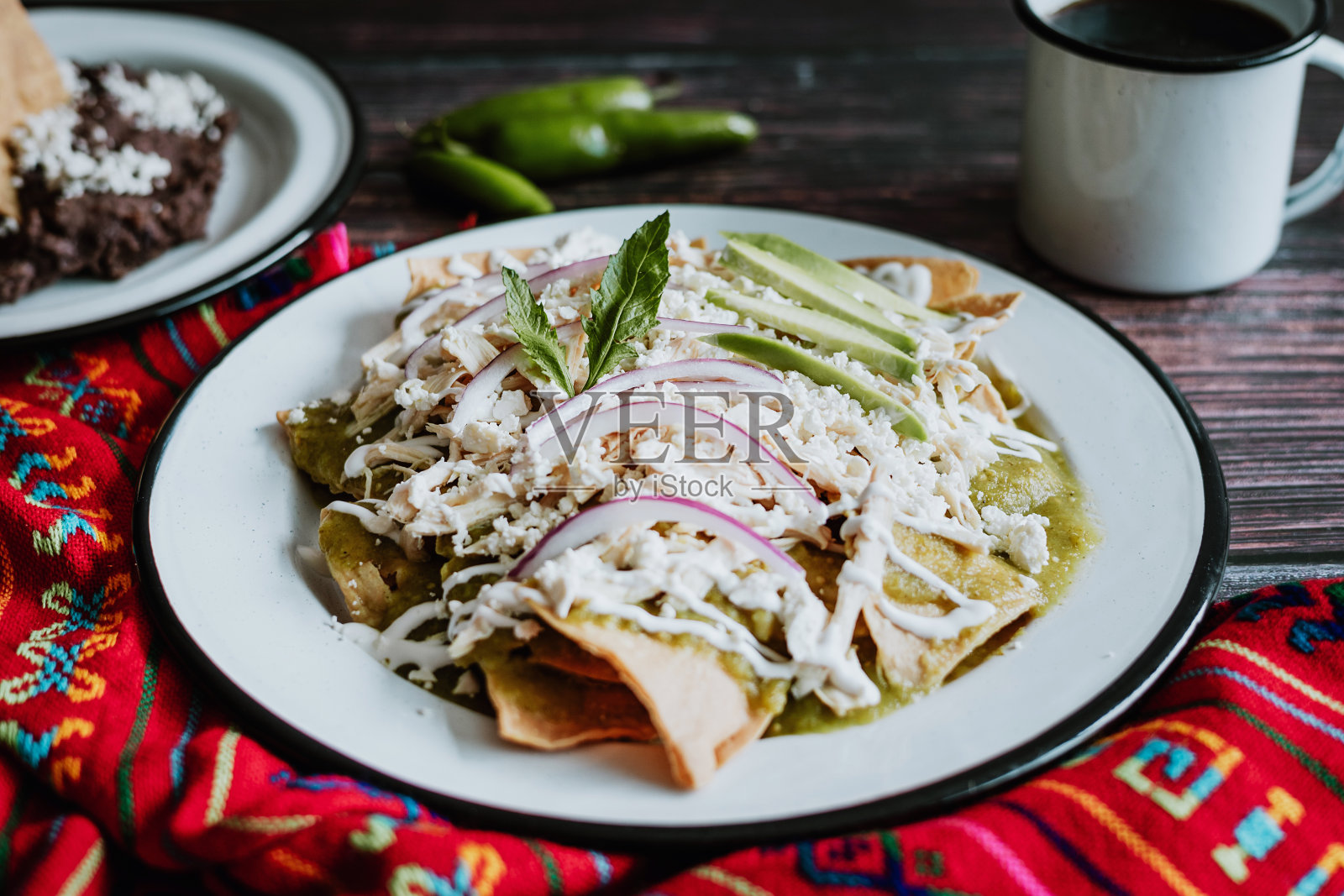 墨西哥玉米煎饼配鸡肉和辣酱,是墨西哥的传统早餐照片摄影图片