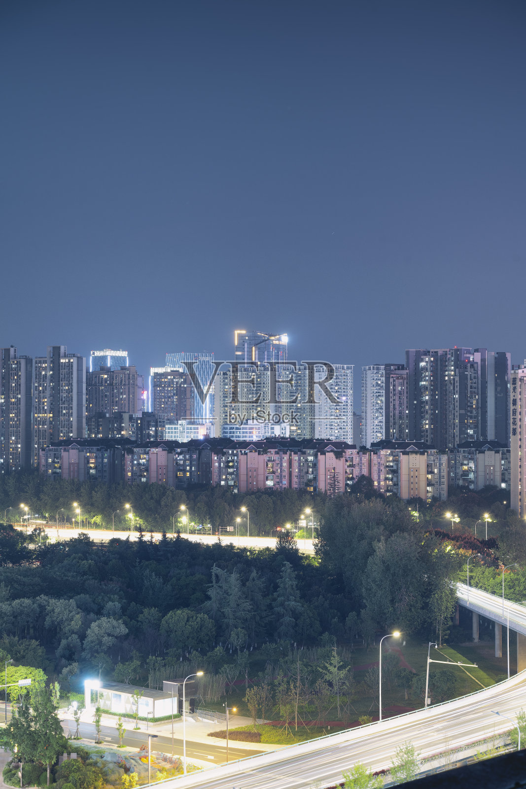 夜半灯火通明的现代公寓和立交桥照片摄影图片