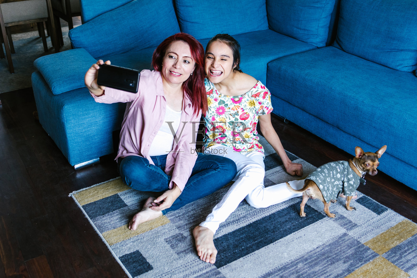 患有脑瘫的拉丁裔少女和她的母亲在墨西哥的客厅里自拍照片摄影图片