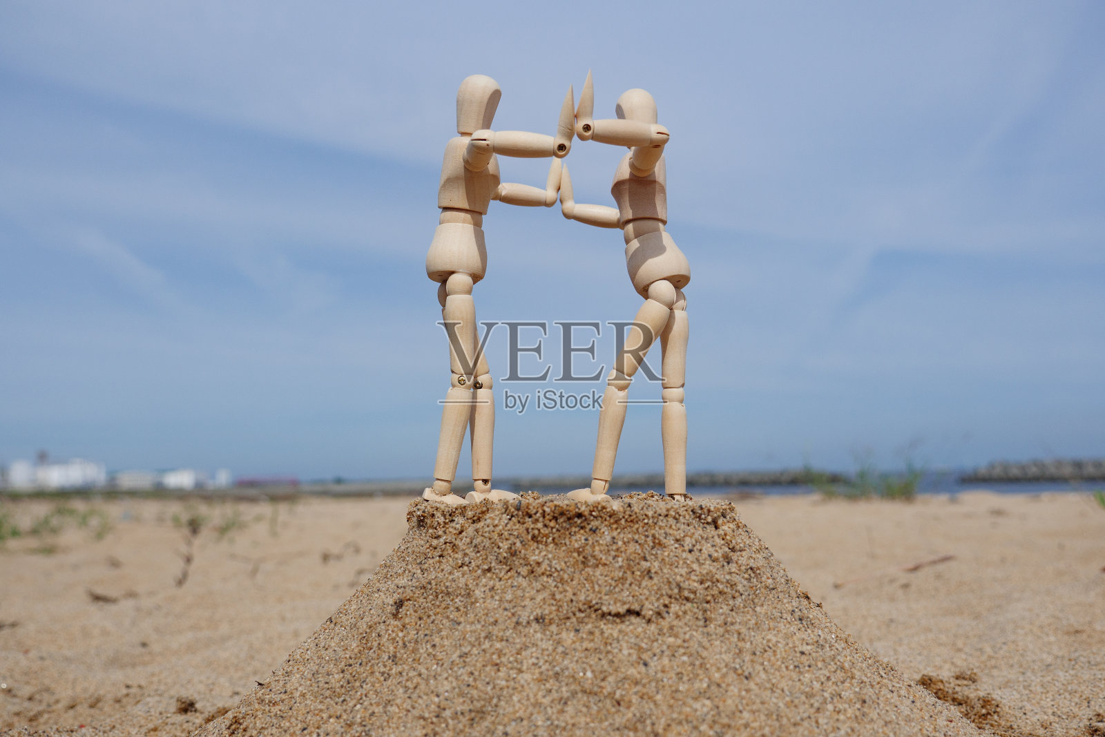 一个绘画娃娃在破碎的沙滩上互相推挤照片摄影图片