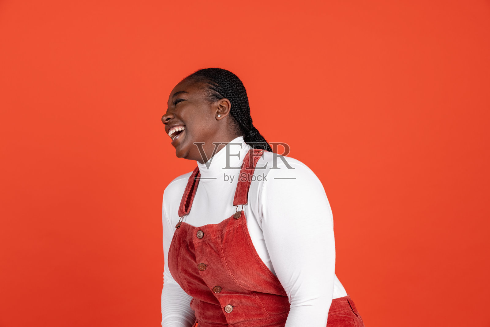 明亮的非洲快乐妇女肖像孤立在红色工作室背景。人类情感概念,面部表情,自然美,身体积极照片摄影图片
