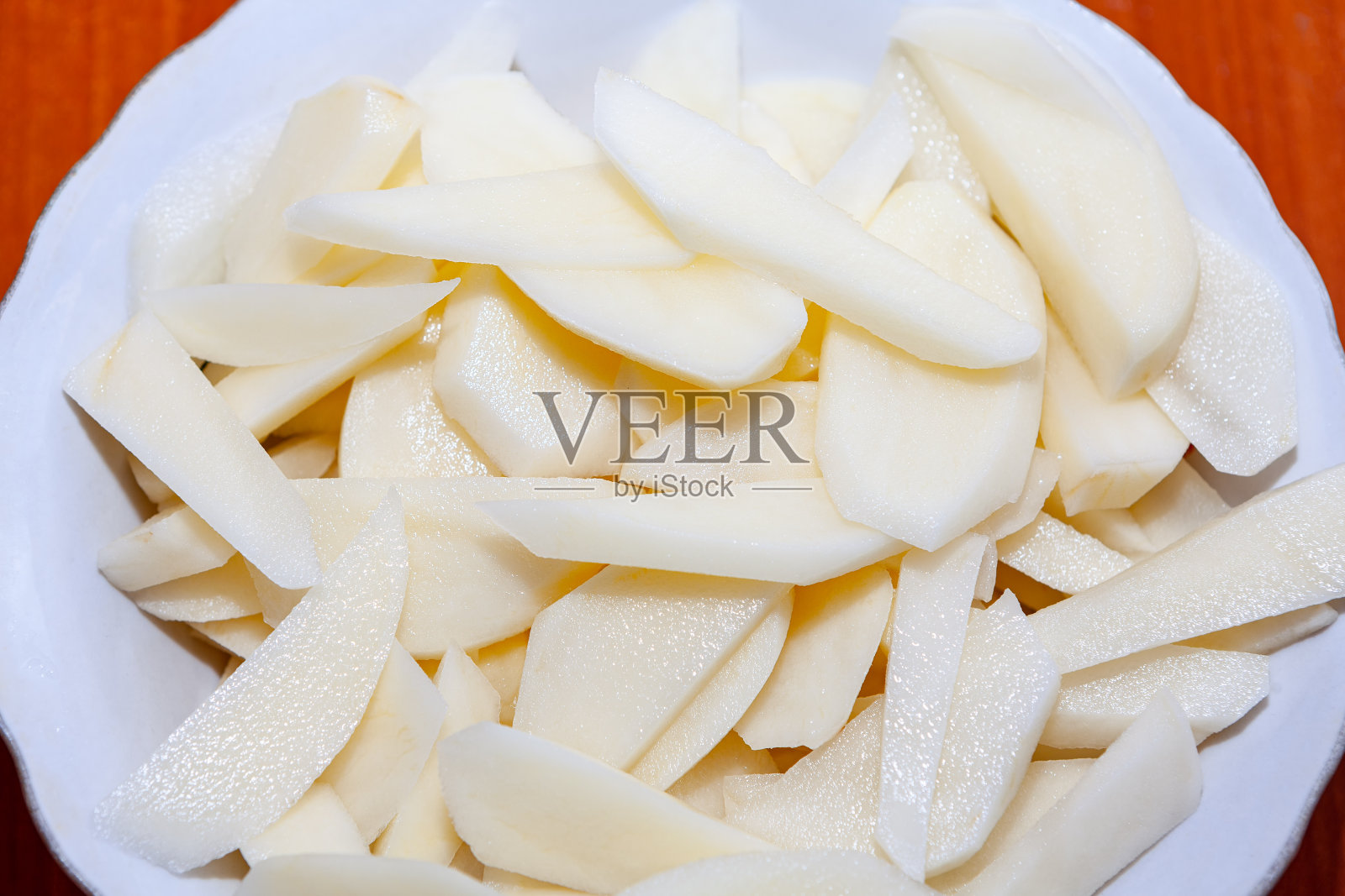 在盘子里切碎的生土豆照片摄影图片