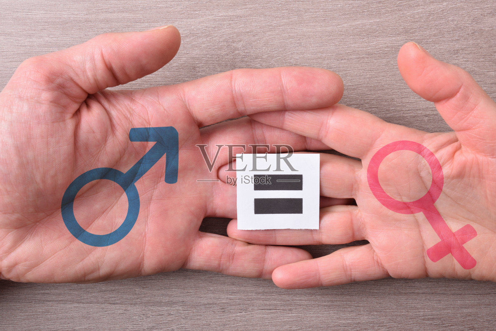男人和女人的手交织着平等的符号和性的符号照片摄影图片