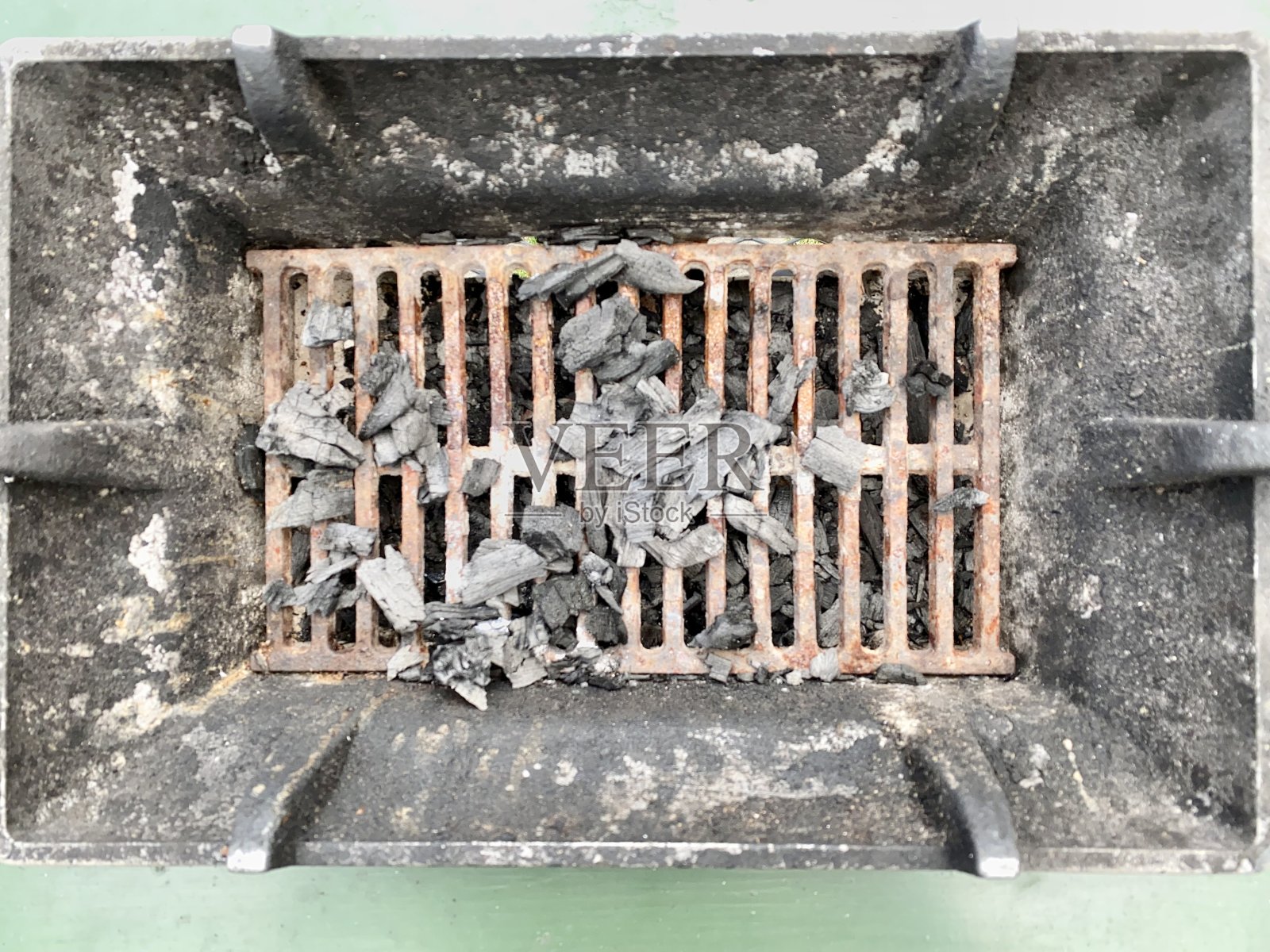 配备木炭木材的烧烤场所照片摄影图片