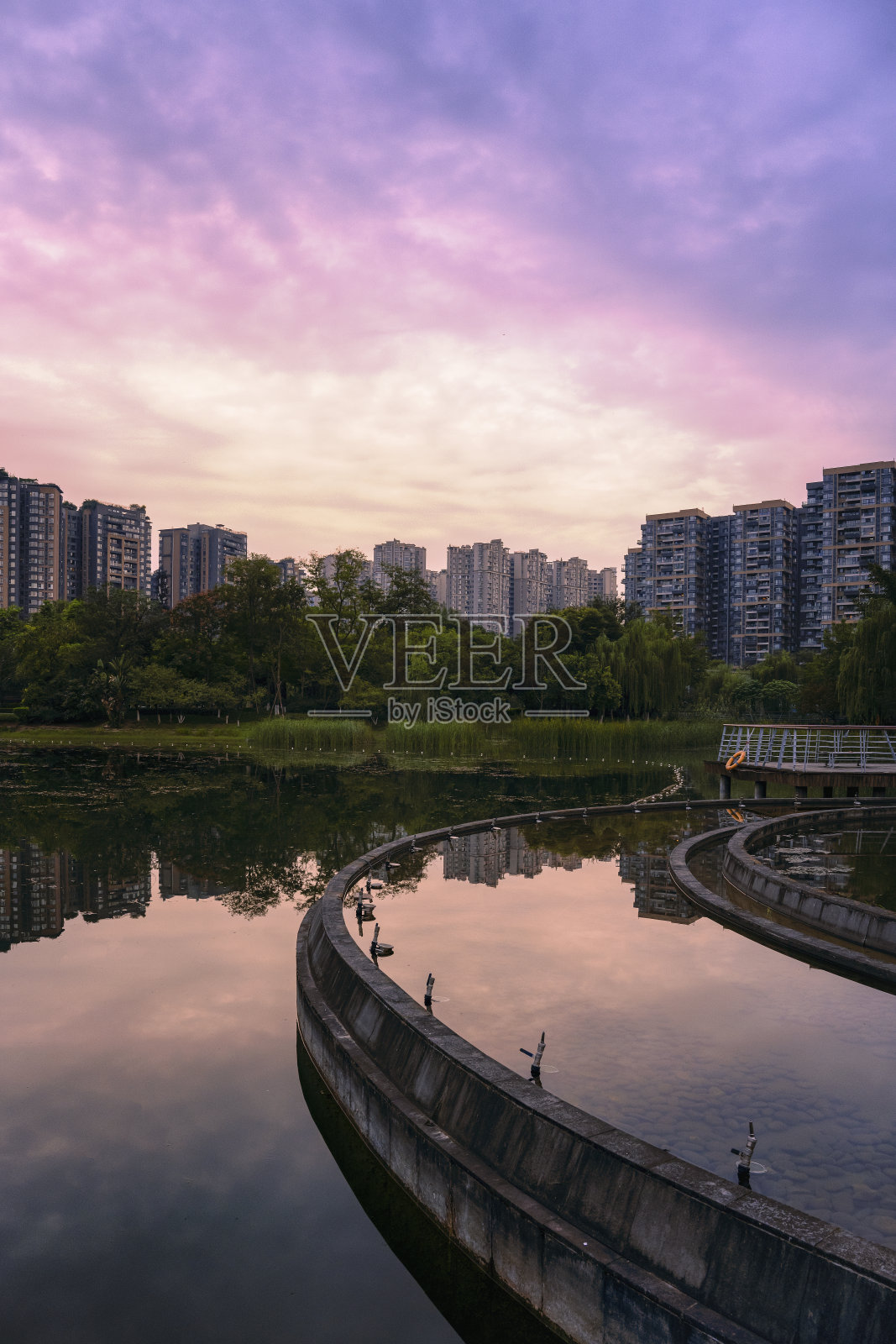 黄河时代的现代城市建筑和道路照片摄影图片