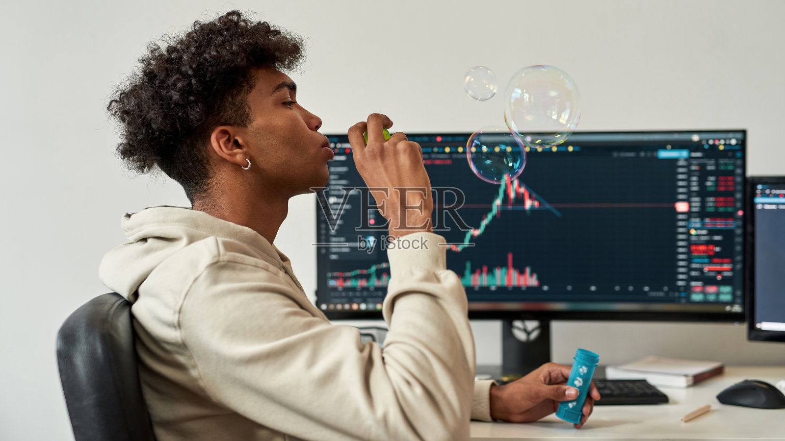 非洲裔美国人放松赚钱,在线交易,制造肥皂泡照片摄影图片