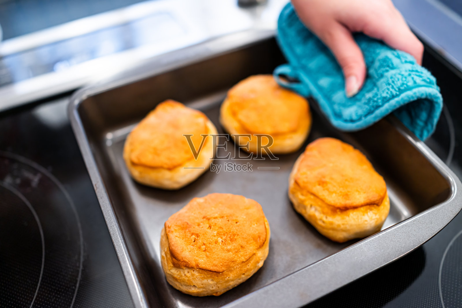 新鲜的烤盘提供的白脱牛奶饼干,食物与手和烤箱手套烤后的早上传统的南方早餐照片摄影图片