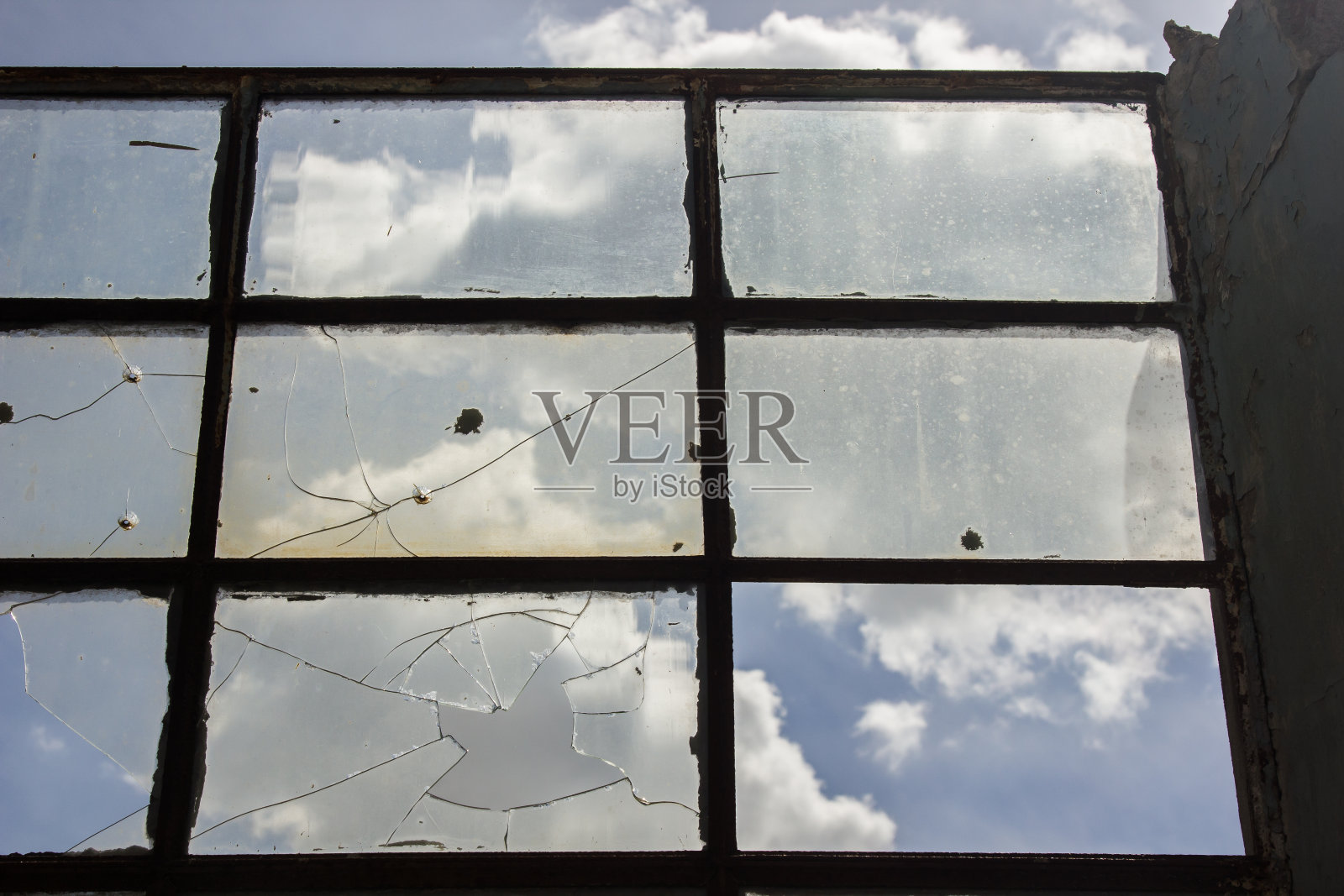窗户上的碎玻璃。背景天空,危险,毁灭照片摄影图片