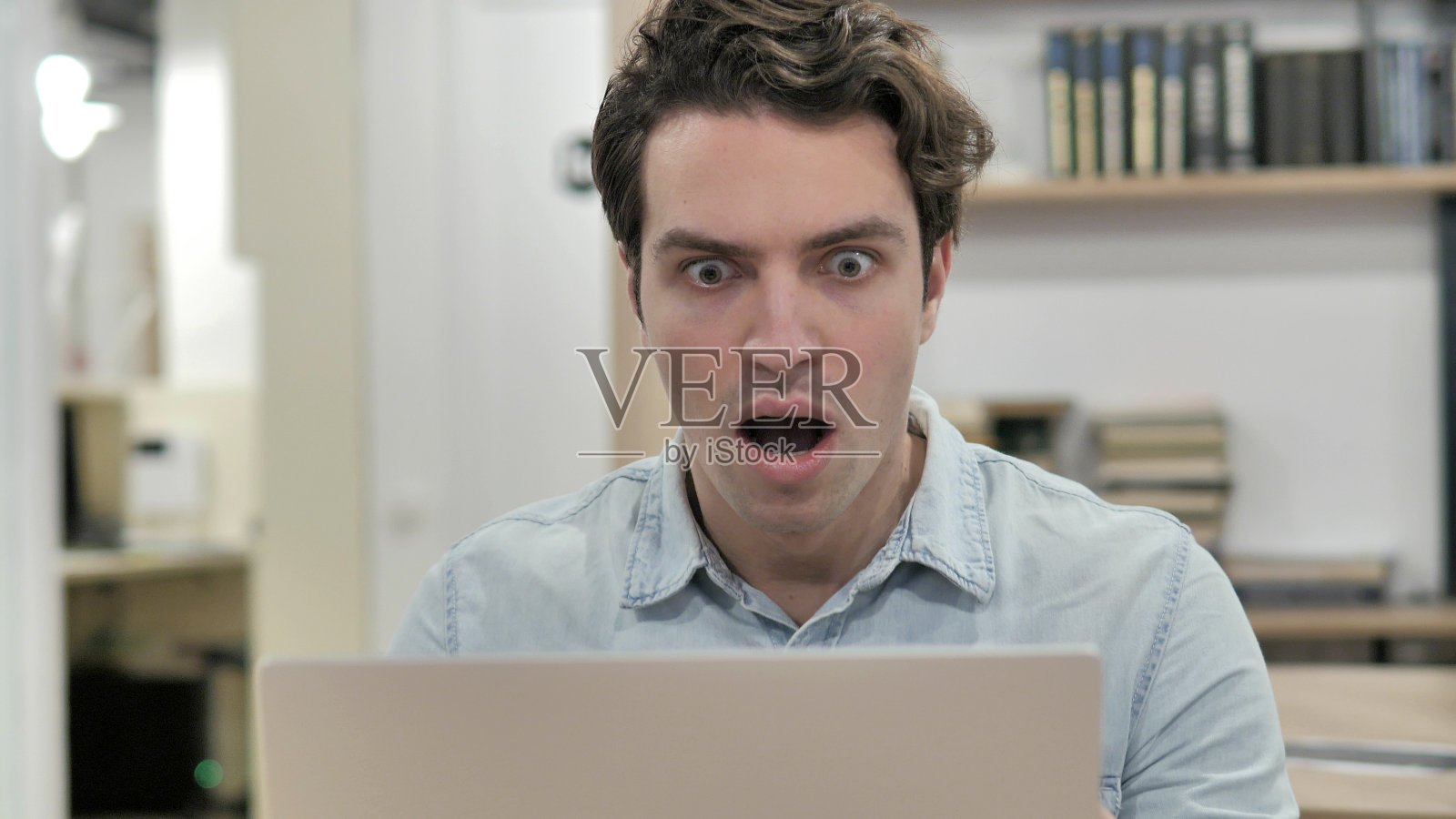 震惊的创意人思考并在笔记本电脑上工作照片摄影图片