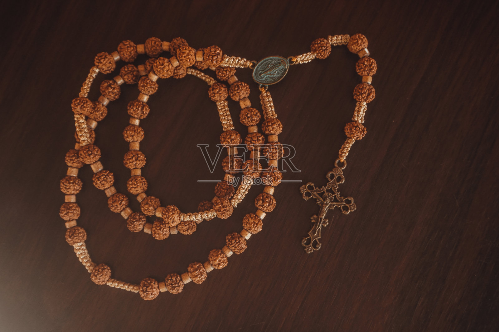 木桌上的念珠照片摄影图片