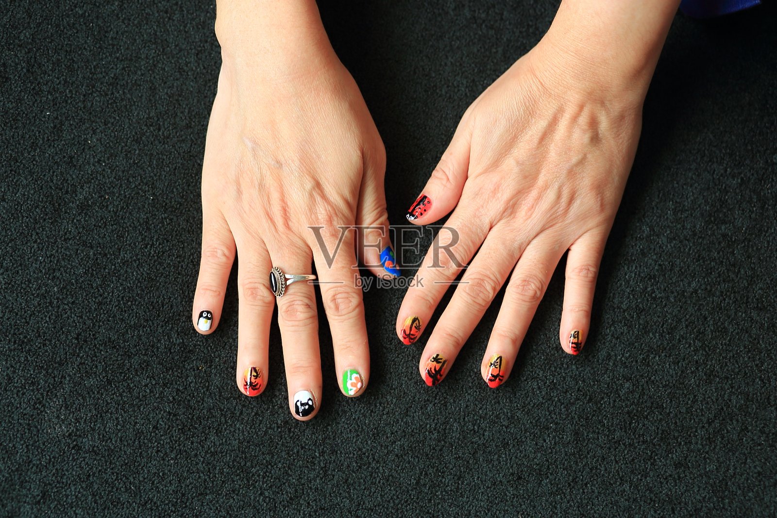 色彩鲜艳的指甲油,设计吸引人。照片摄影图片