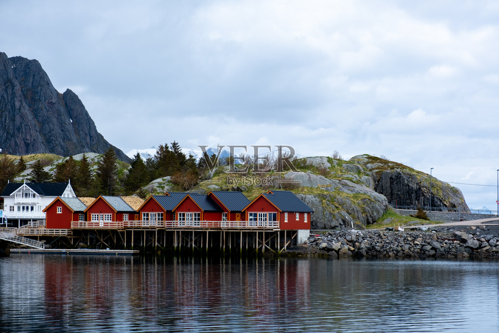 罗浮敦群岛海边的红房子照片摄影图片
