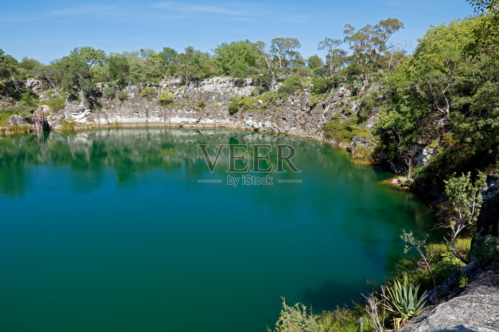 Otjikoto湖的风景-一个永久的天坑湖在纳米比亚北部的Tsumeb附近照片摄影图片