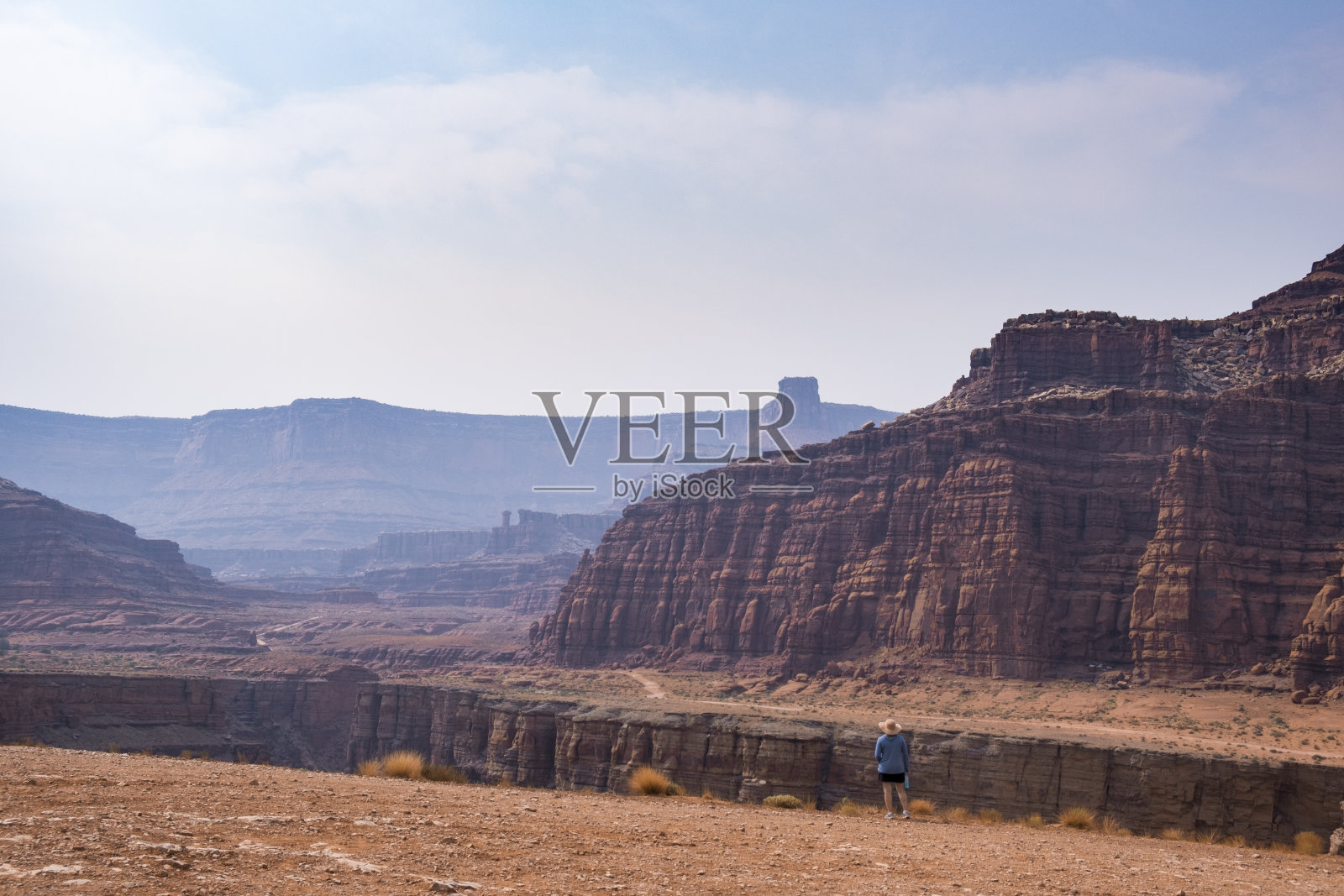 眺望峡谷和山脉的女人照片摄影图片