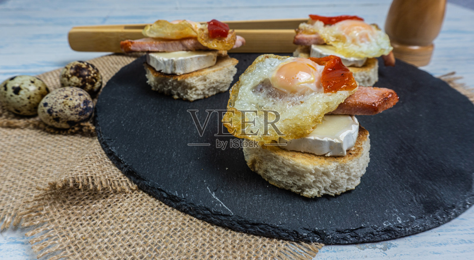 里脊肉,鹌鹑蛋和山羊奶酪照片摄影图片