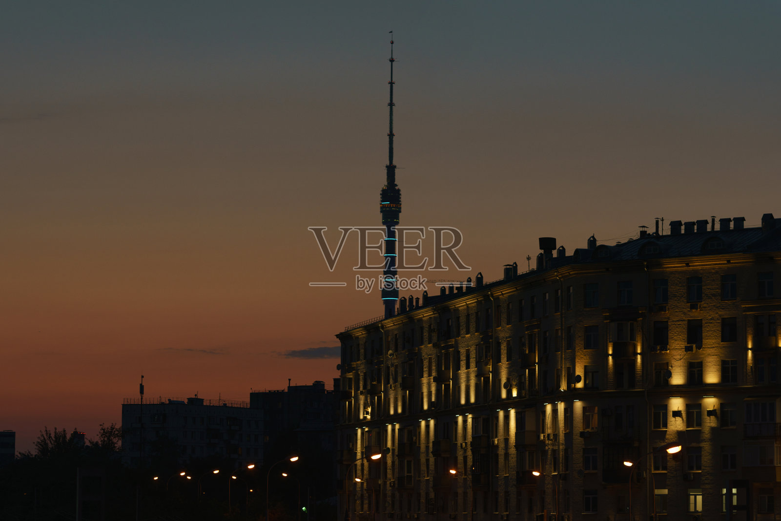 莫斯科的城市景观在夏天炎热的夜晚。照片摄影图片