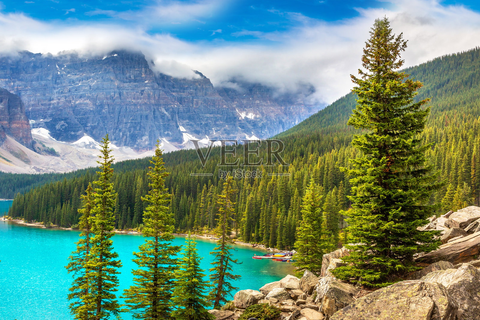 班夫国家公园的冰碛湖照片摄影图片