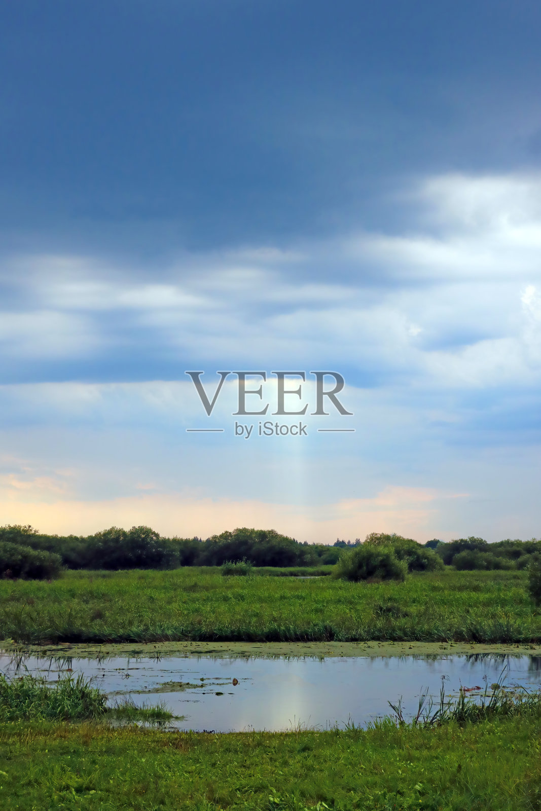 下雨前的小湖和黑暗的天空。照片摄影图片