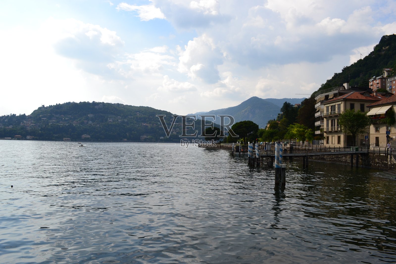 意大利科摩湖上的水上码头和建筑物照片摄影图片