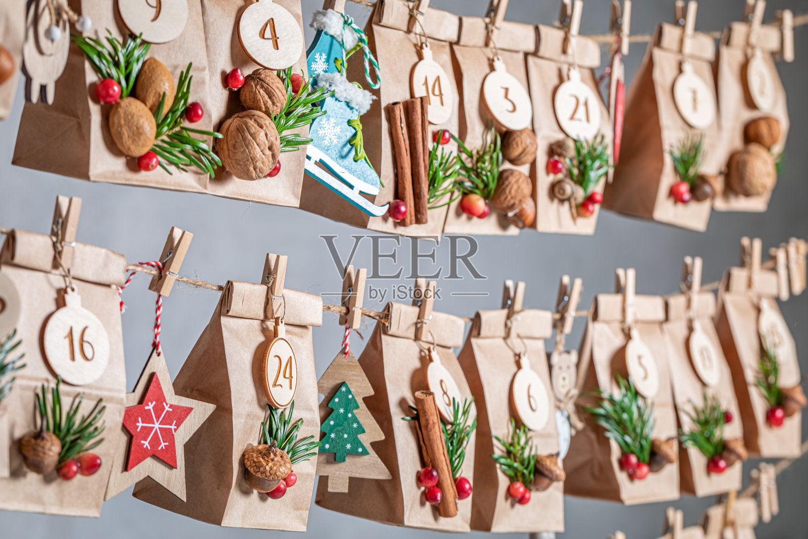 独特的圣诞节来临日历作为袋子挂着数字照片摄影图片