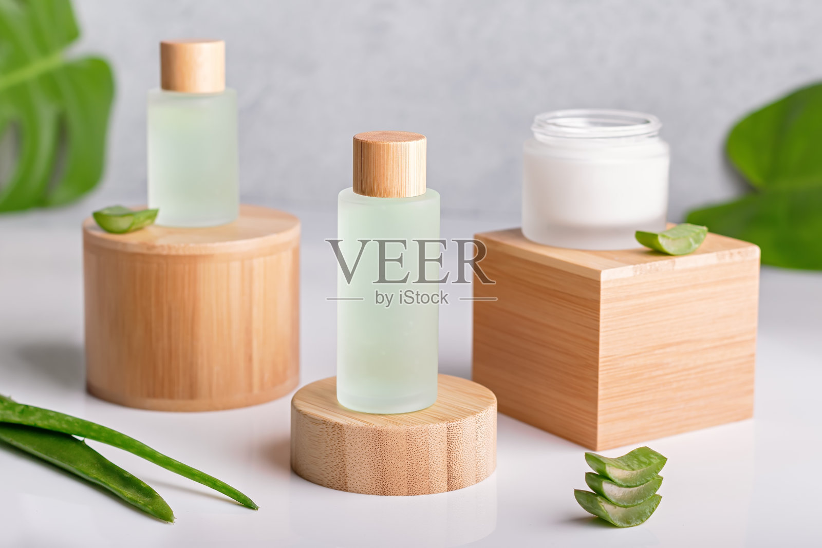 天然化妆品与芦荟在领奖台上照片摄影图片