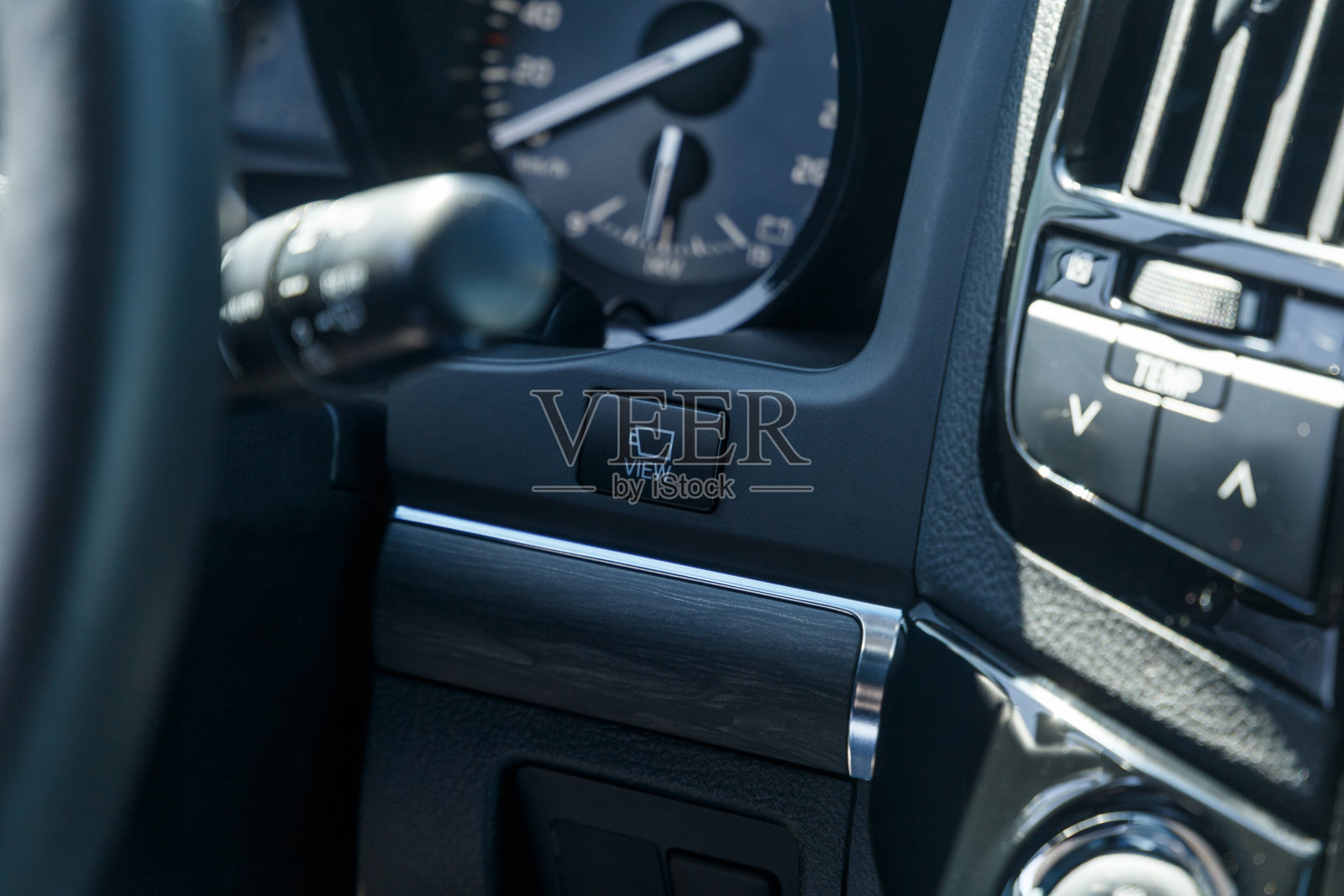 切换汽车全景摄像头的按钮。现代汽车内饰。软的焦点。现代汽车照明仪表盘。豪华汽车仪表集群。汽车仪表板的特写镜头照片摄影图片