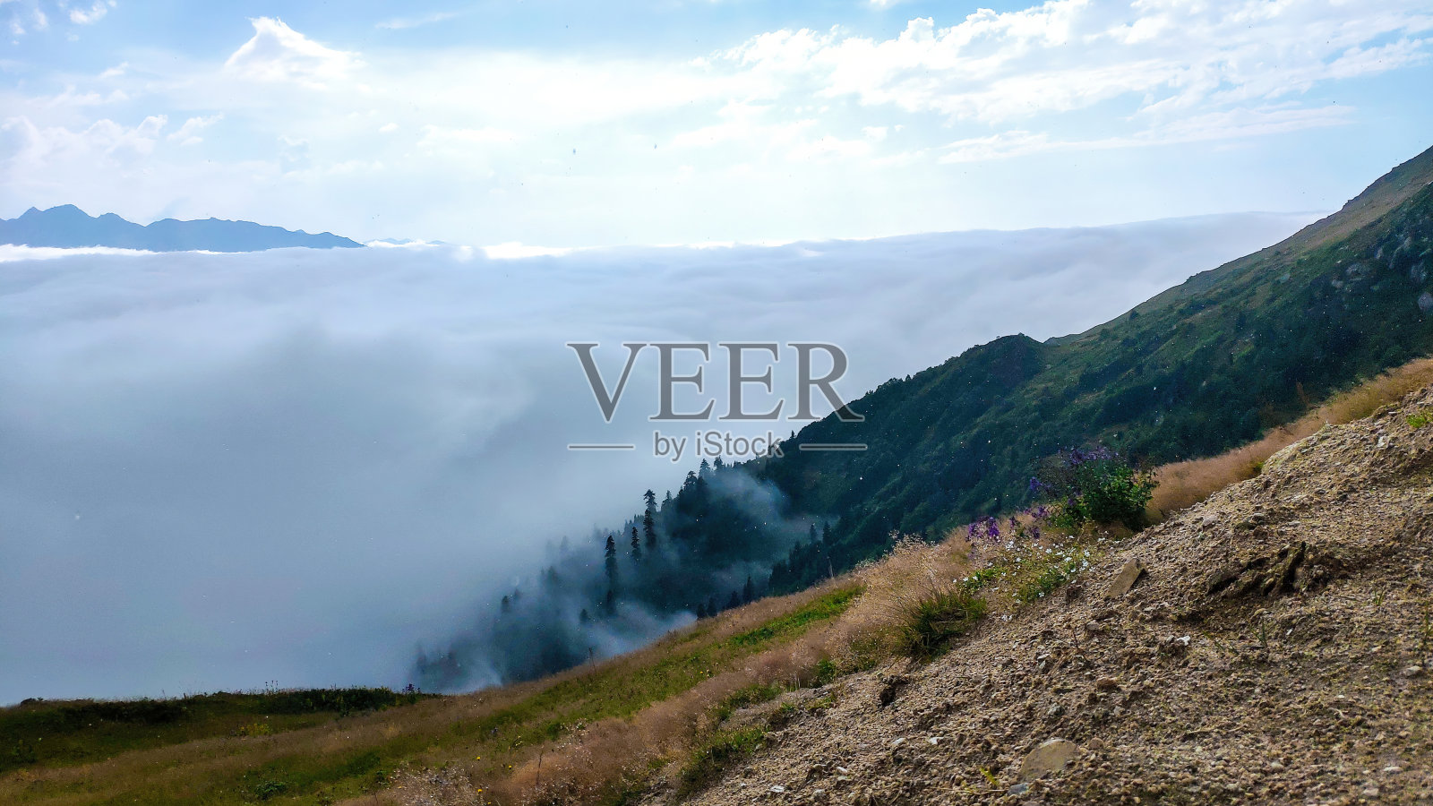 土耳其的云层和山脉细节的高角度视图照片摄影图片