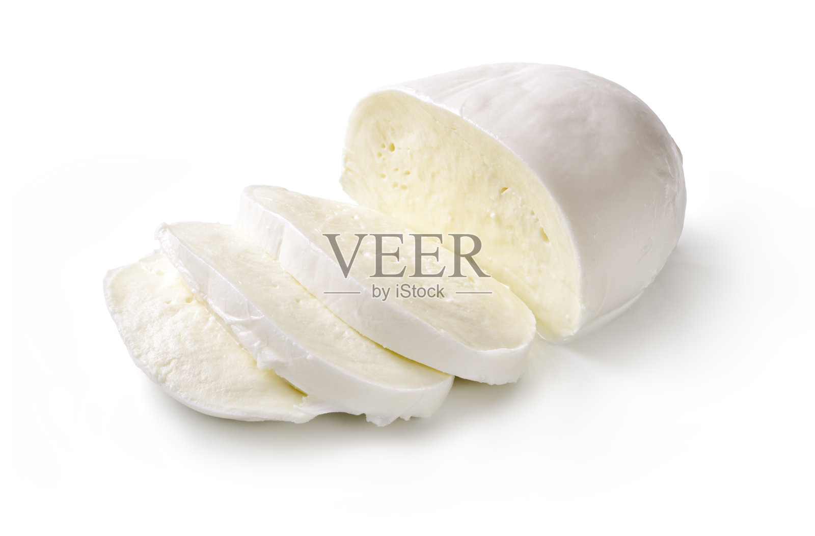 白色背景下的意大利水牛奶酪。照片摄影图片