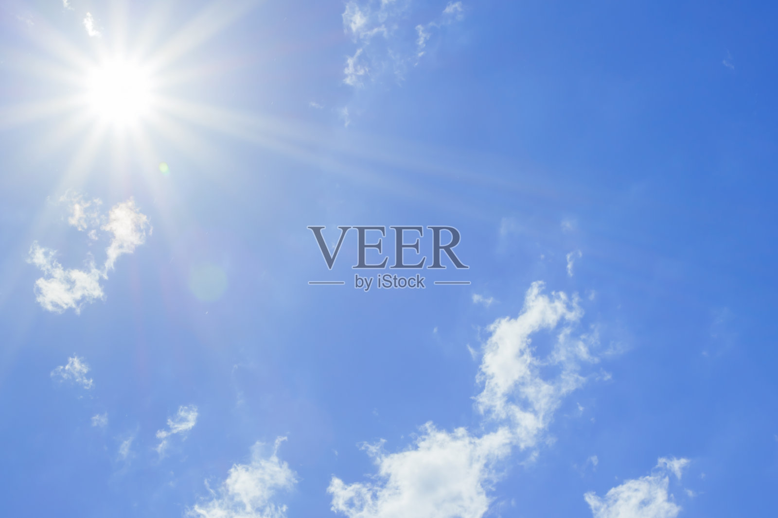 明亮的阳光与美丽的光束在天空与轻云照片摄影图片