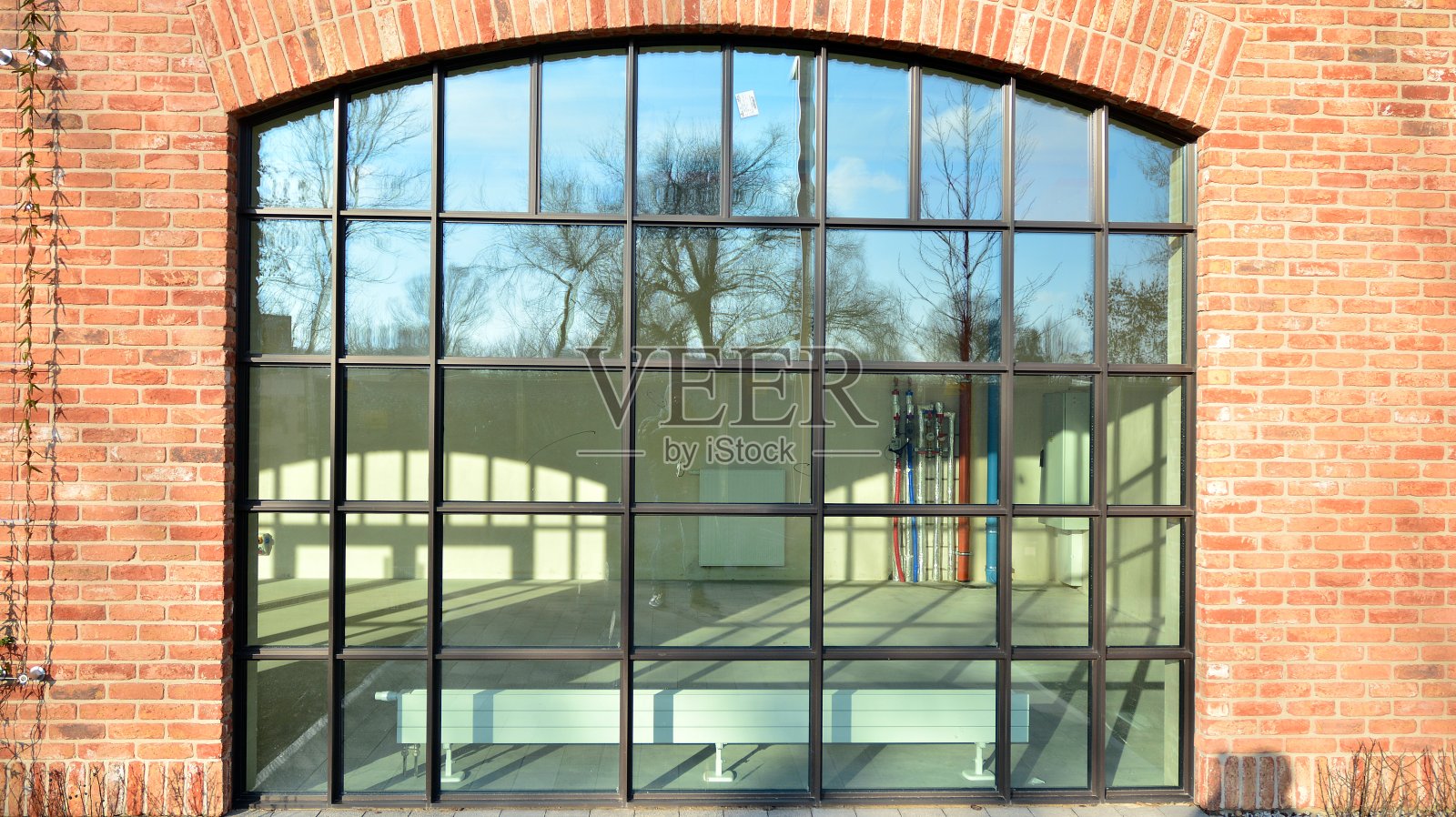 新建商业楼宇的全景窗。照片摄影图片