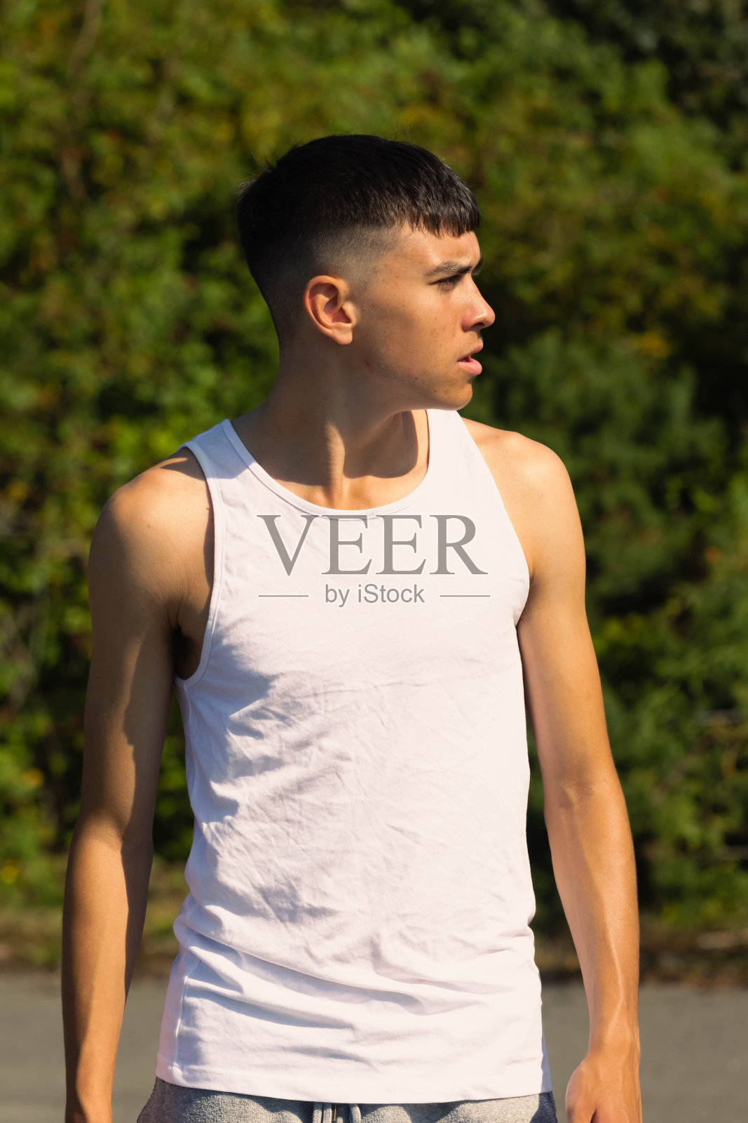 18岁,穿着无袖上衣照片摄影图片