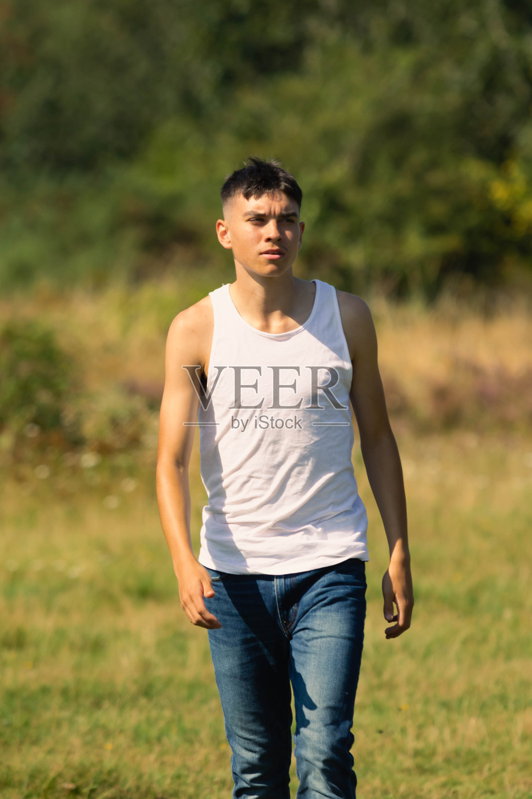 18岁,穿着无袖上衣照片摄影图片