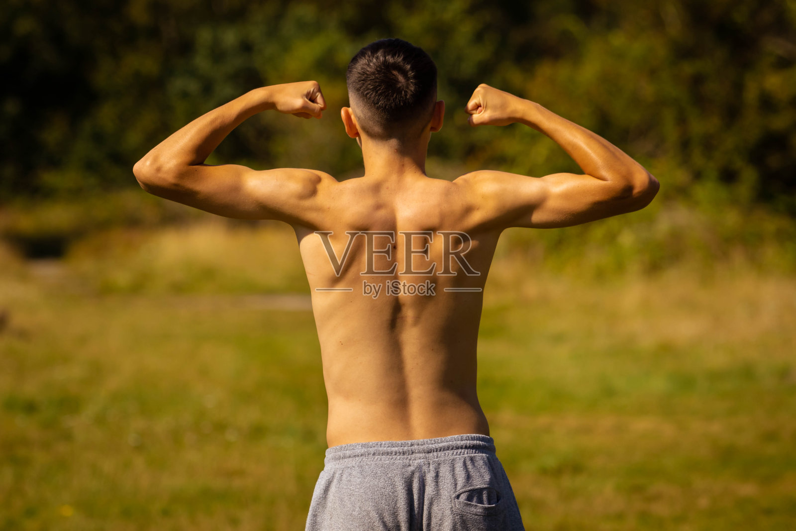 夏日里赤裸上身照片摄影图片