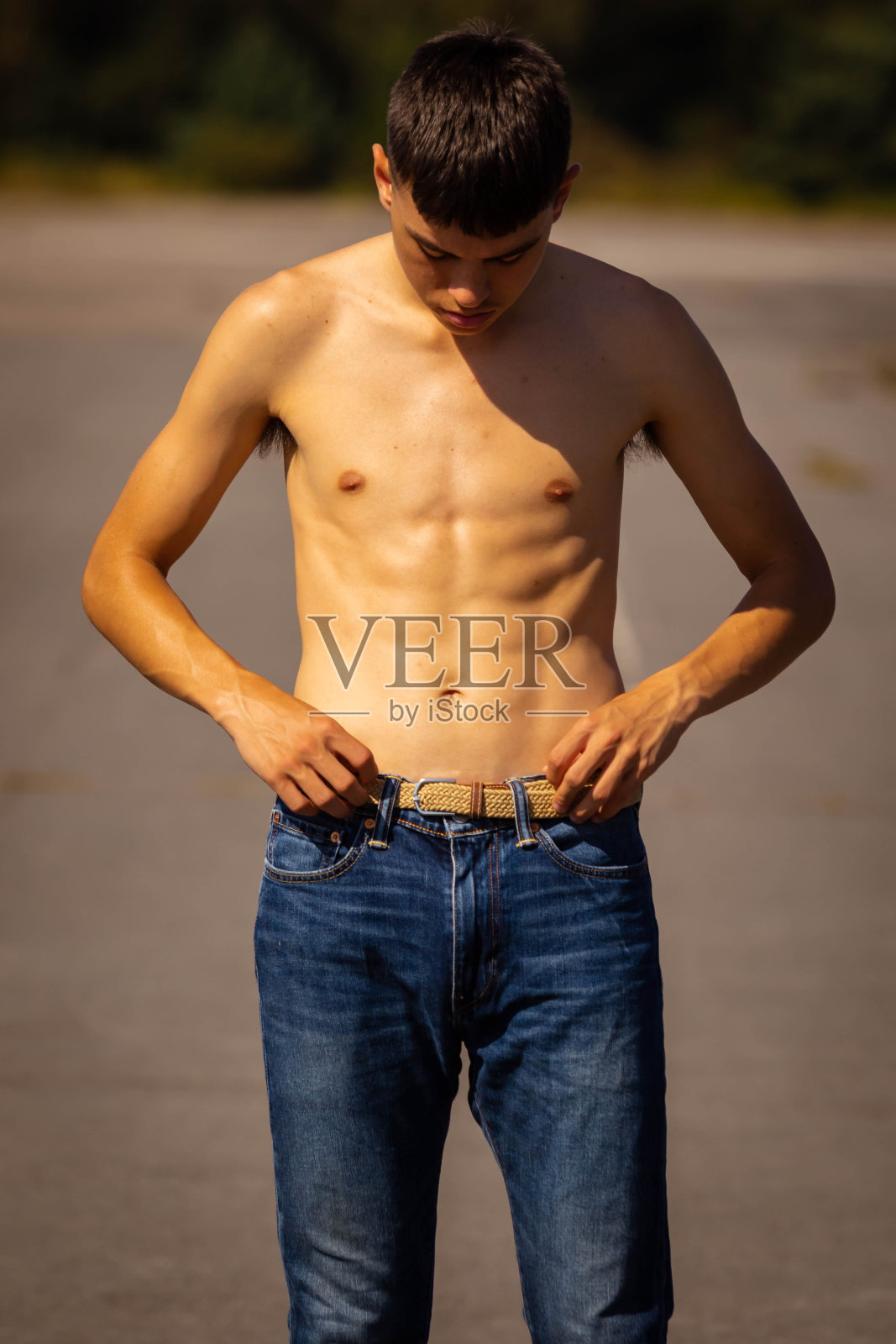 夏日里赤裸上身照片摄影图片