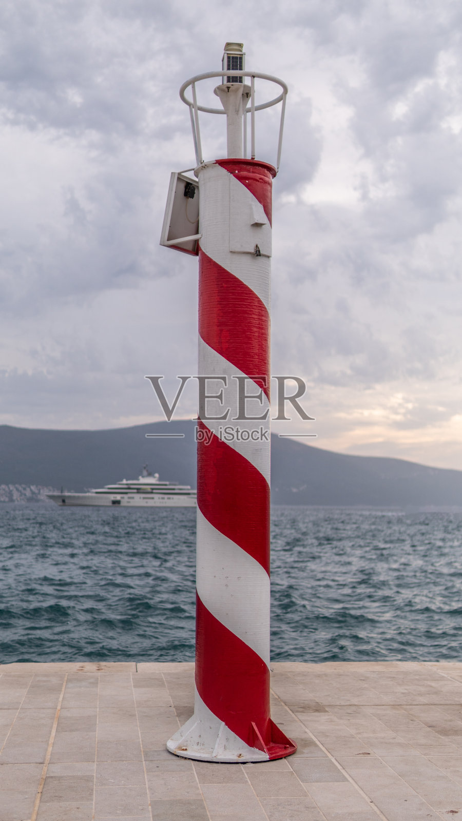 烽火台上有红白相间的杆子,船坞上有照片照片摄影图片