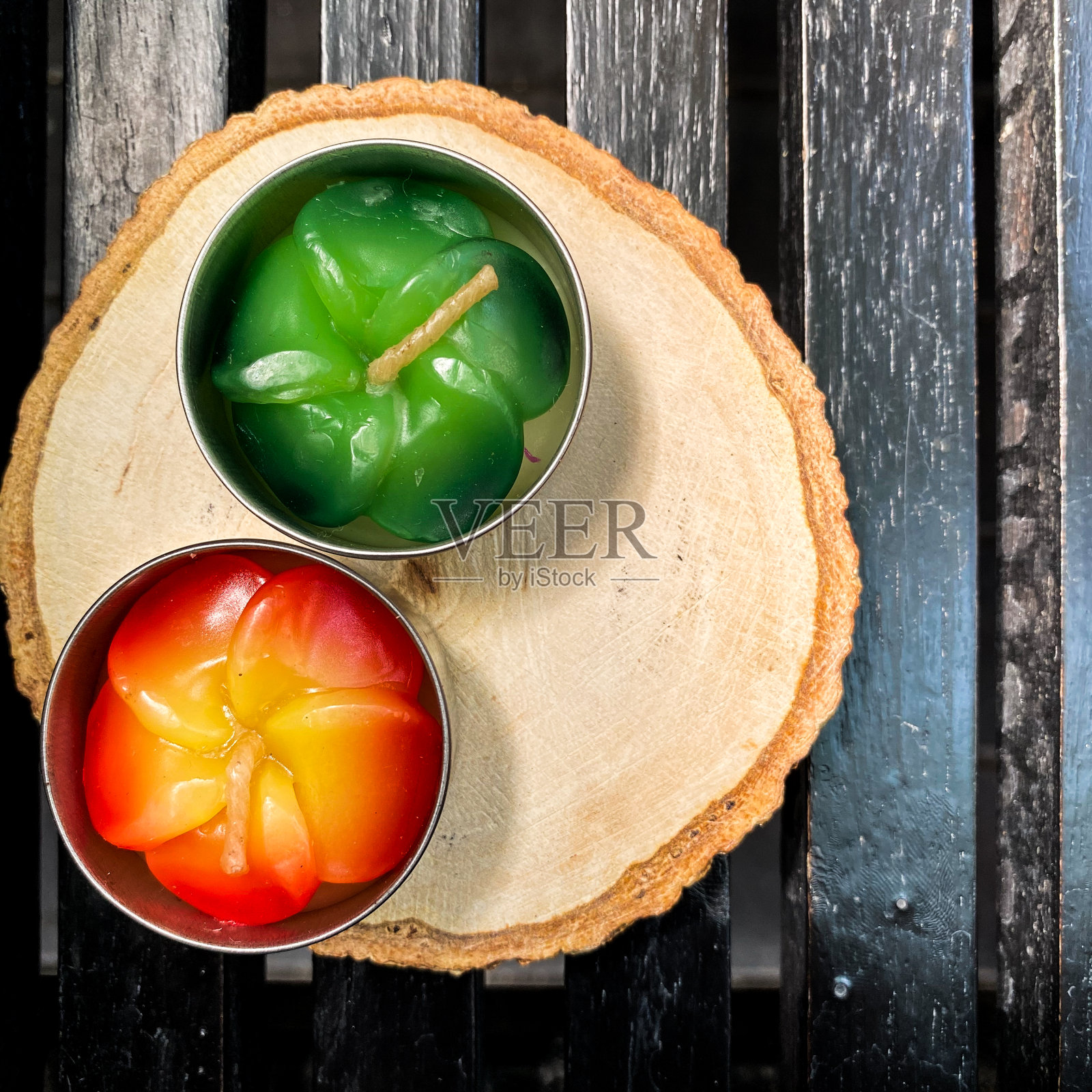 花蜡烛装饰在家里或水疗中心照片摄影图片