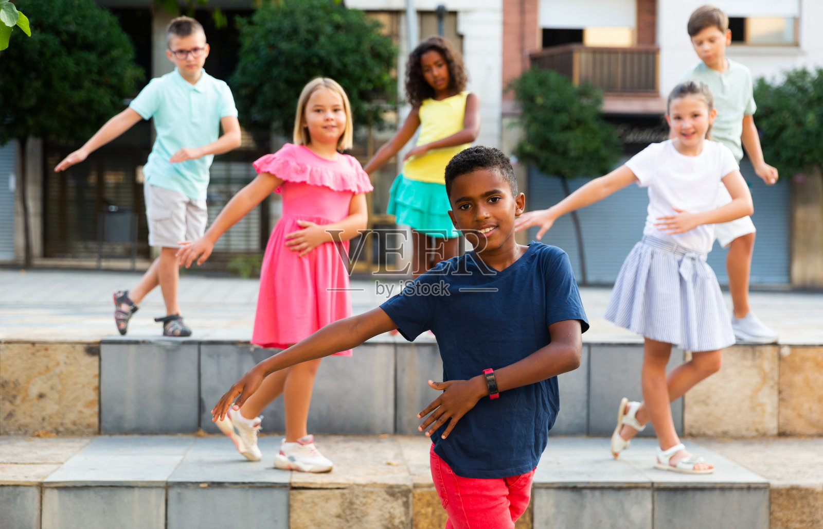 非裔美国男孩与青少年在城市街道上跳现代舞照片摄影图片