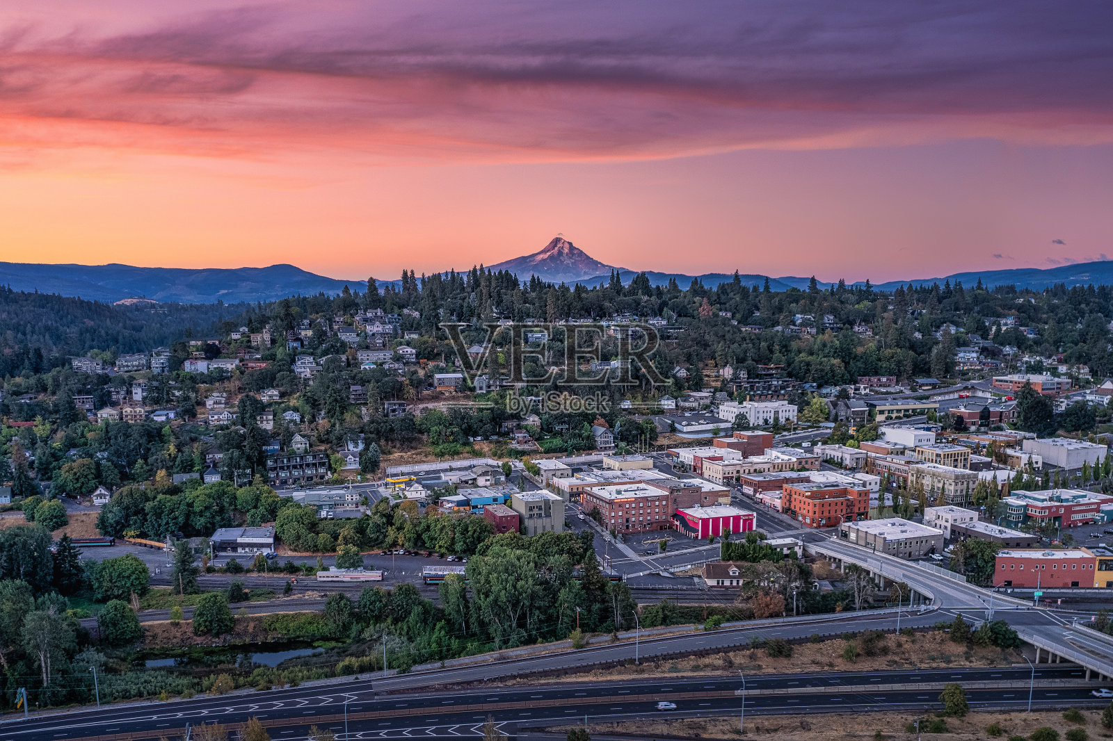 鸟瞰胡德河与山照片摄影图片