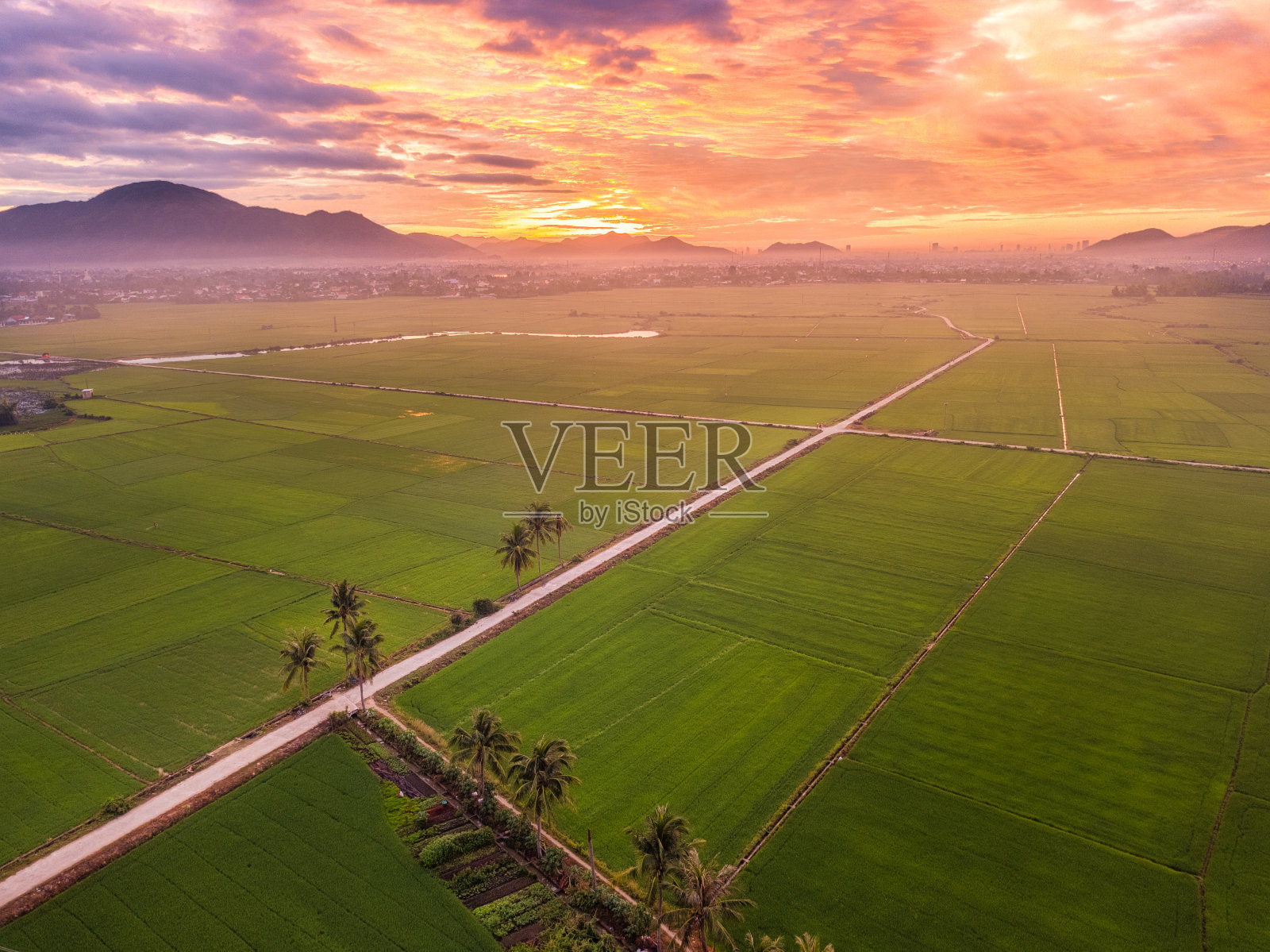天清镇在日出照片摄影图片